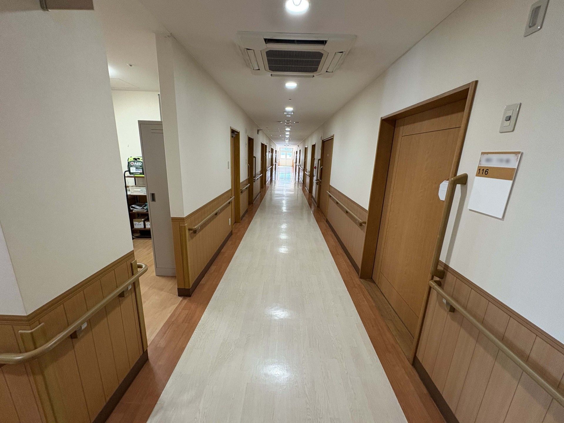 手すり付きの長い廊下