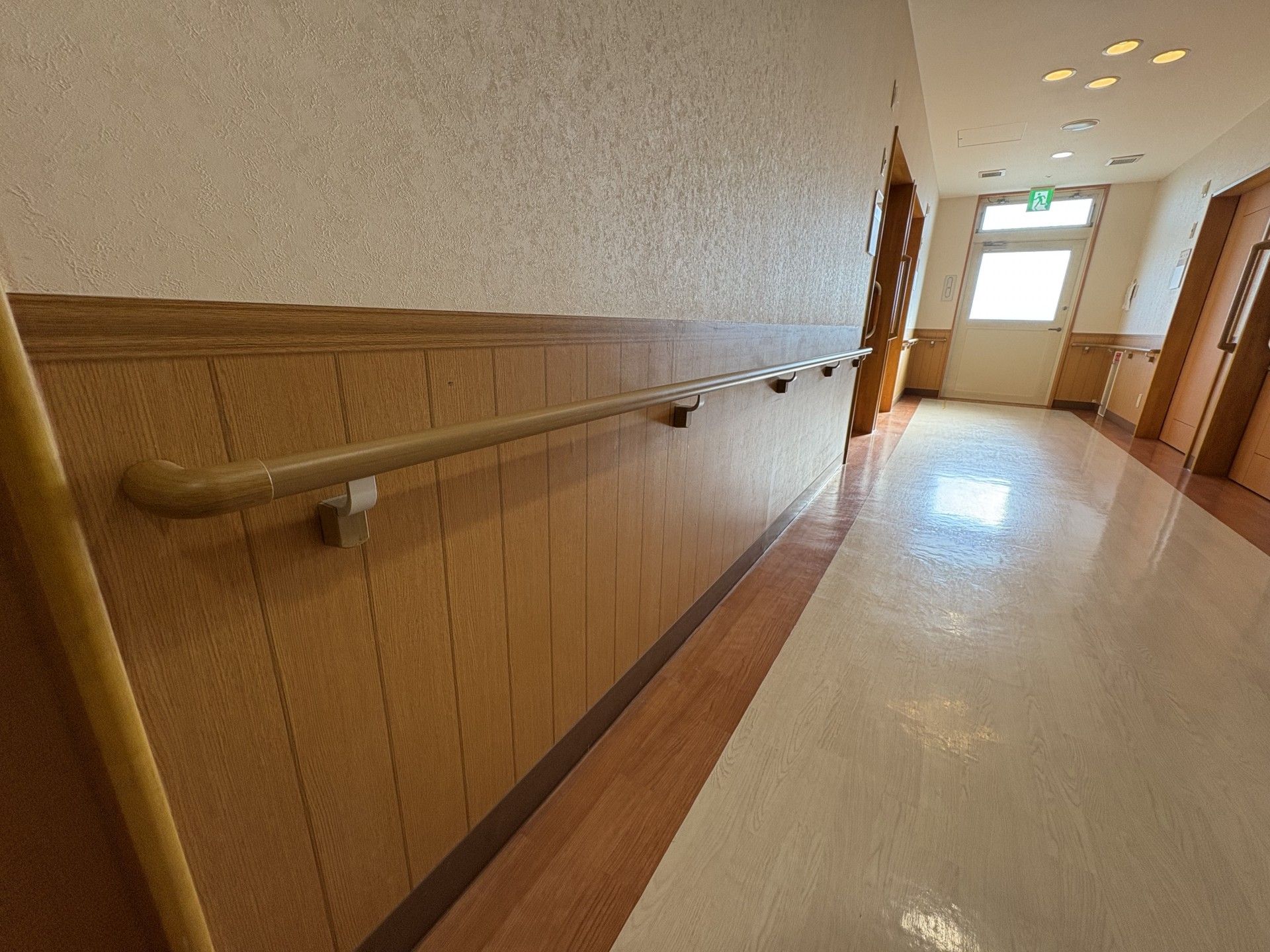 手すり付きの廊下