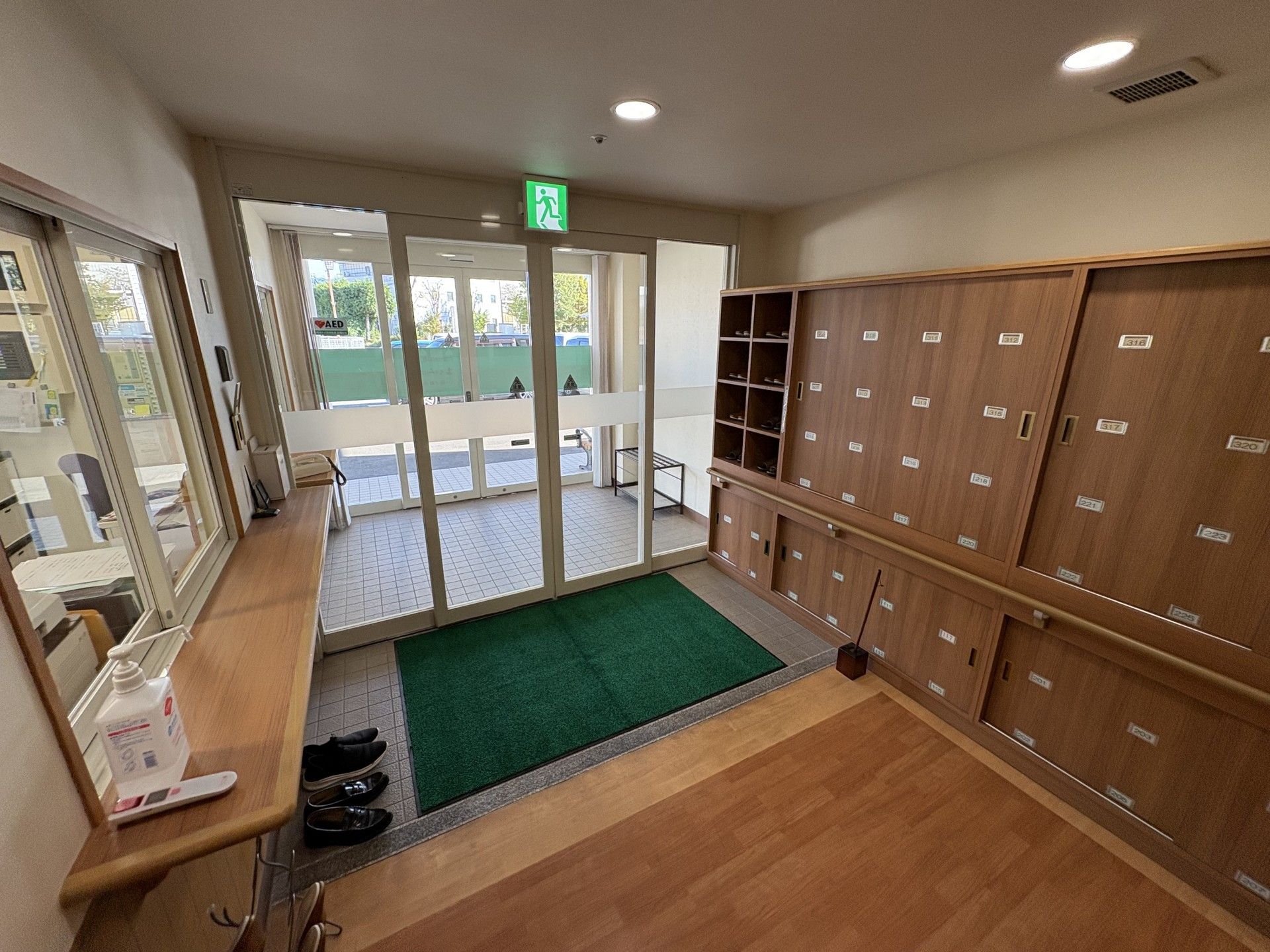 靴箱と出入口の様子