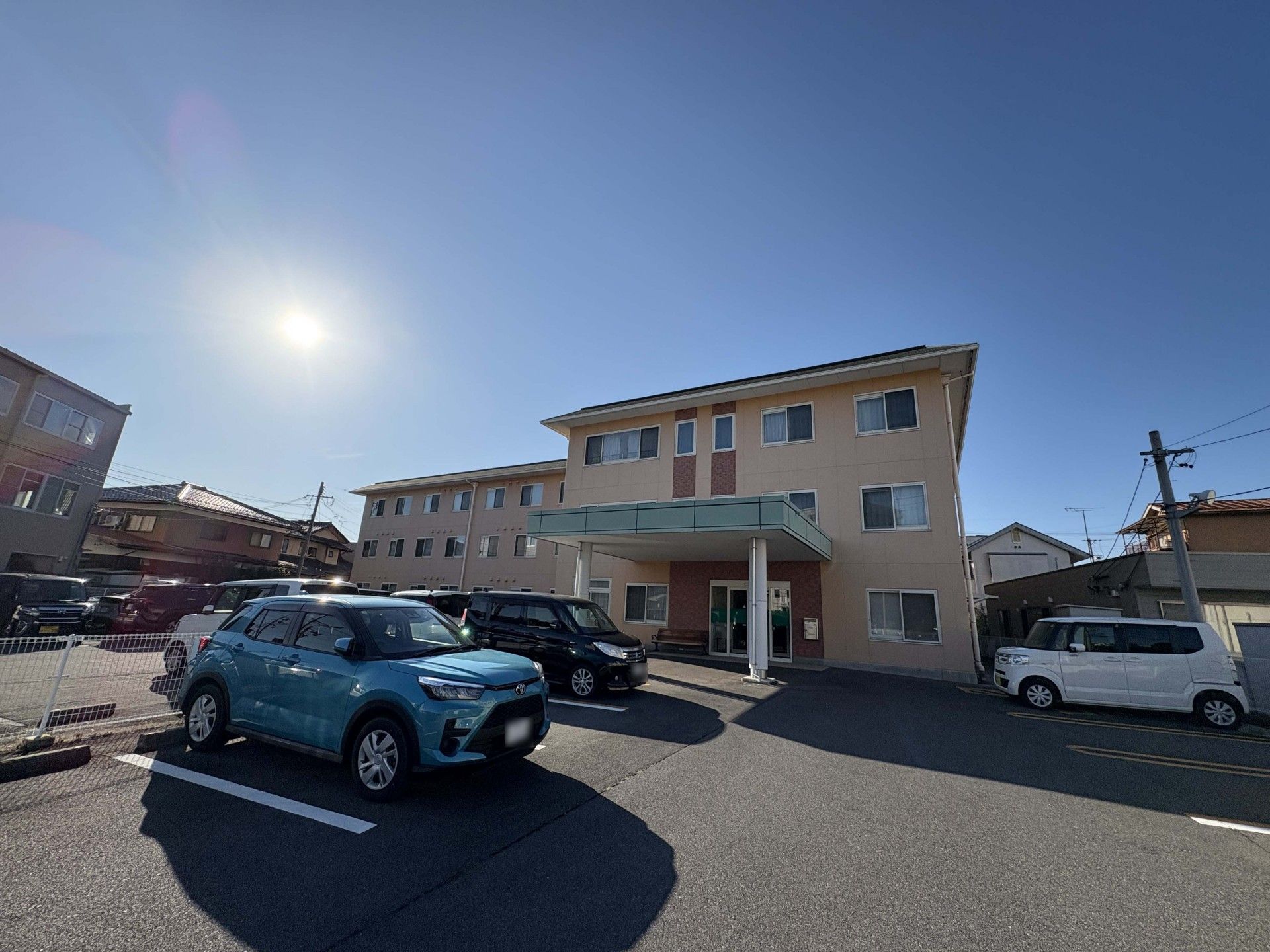 日差しが降り注ぐ建物外観