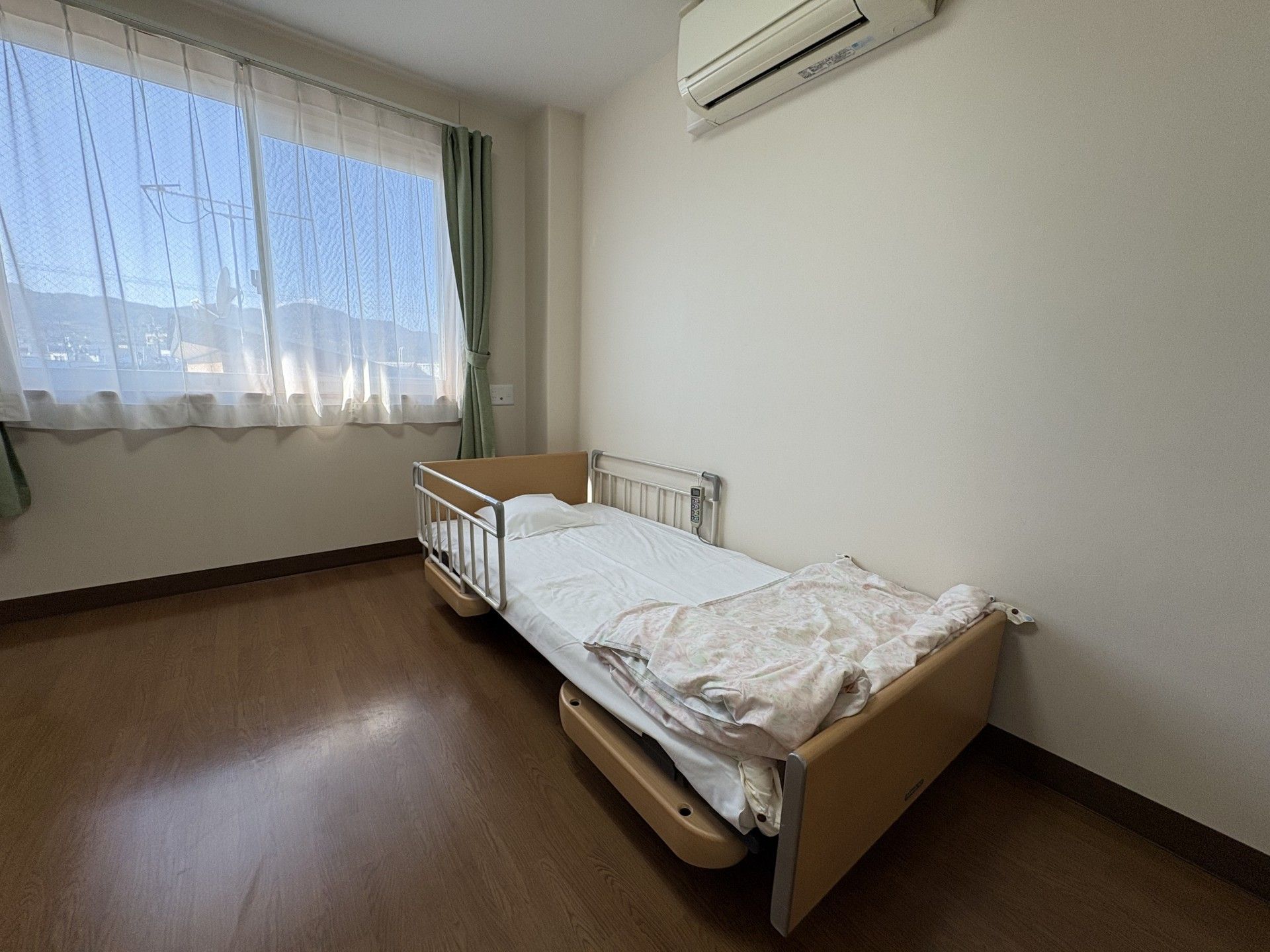 日差しが差し込む個室