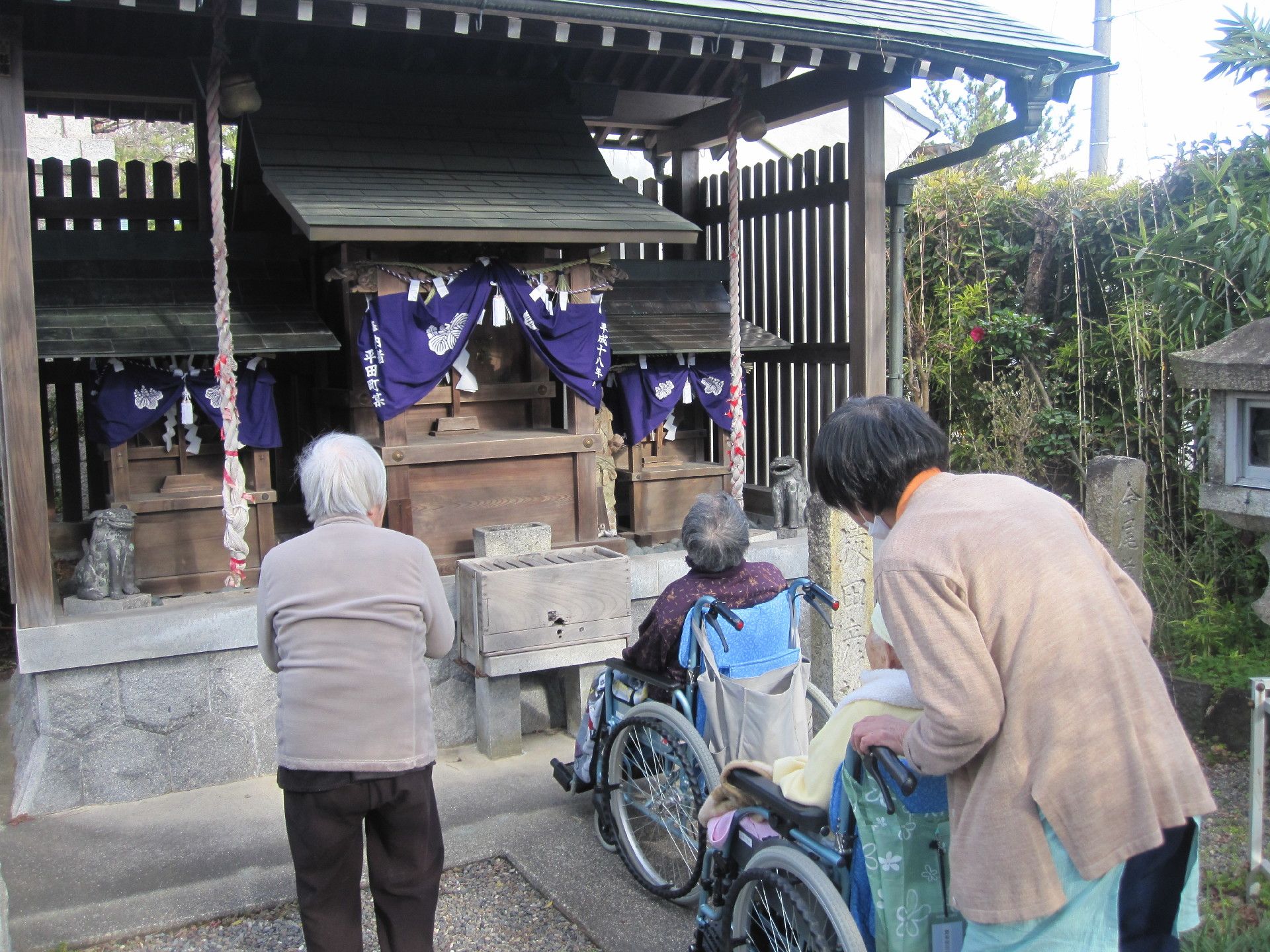 ご入居者様同士で近くの神社までお散歩をしている様子