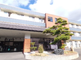 明るい日差しの介護施設の外観
