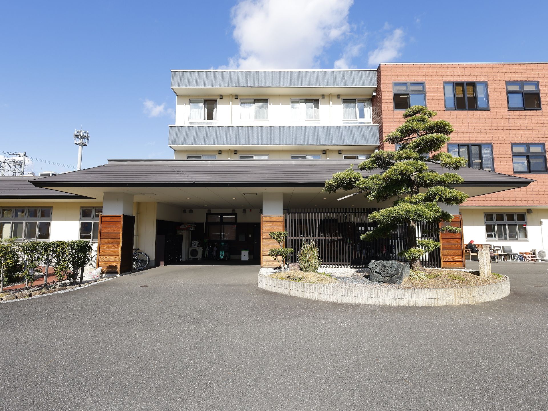 近隣に駐車場が設置されている介護施設の外観