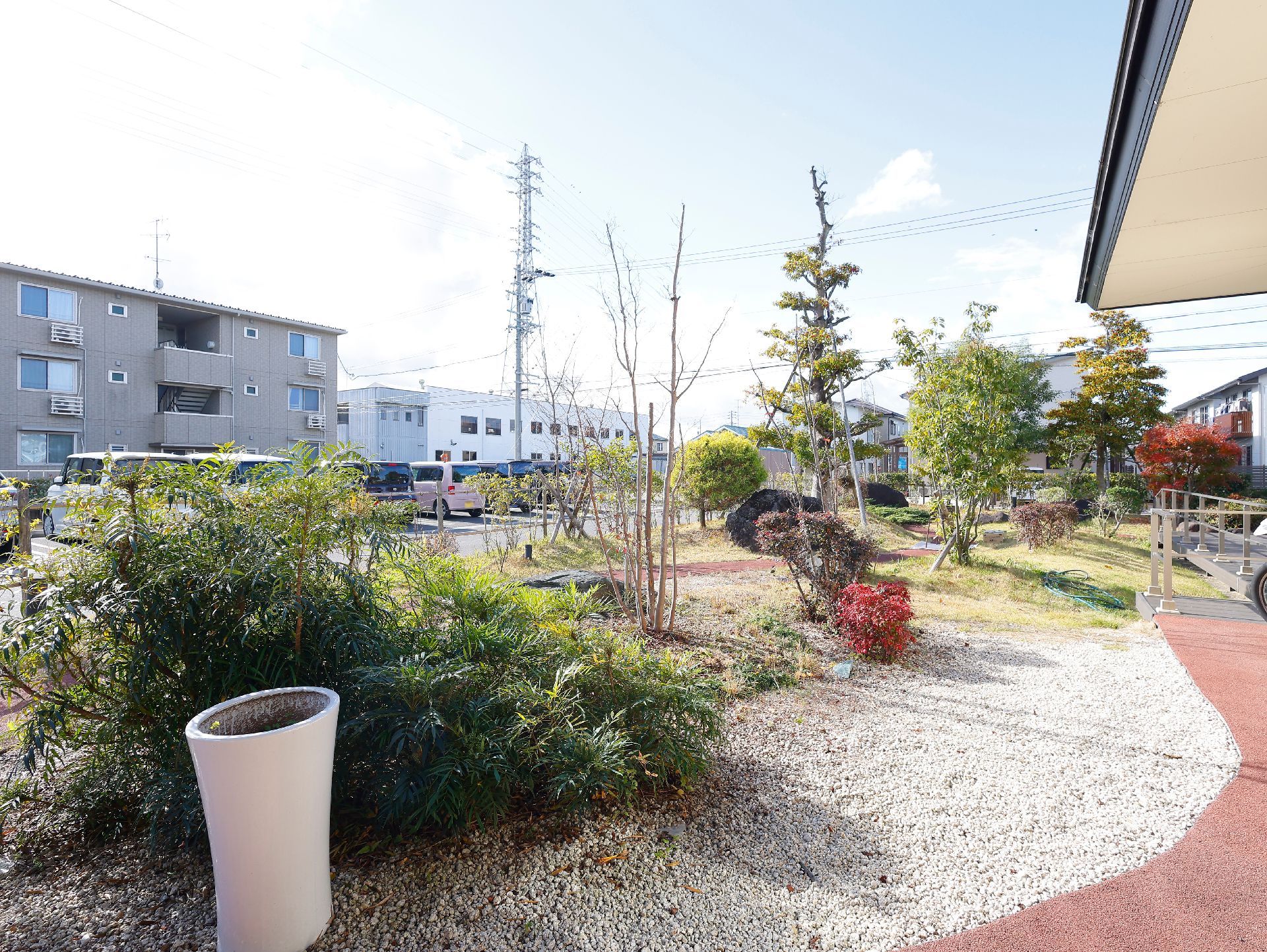 草木や花が育てられている中庭