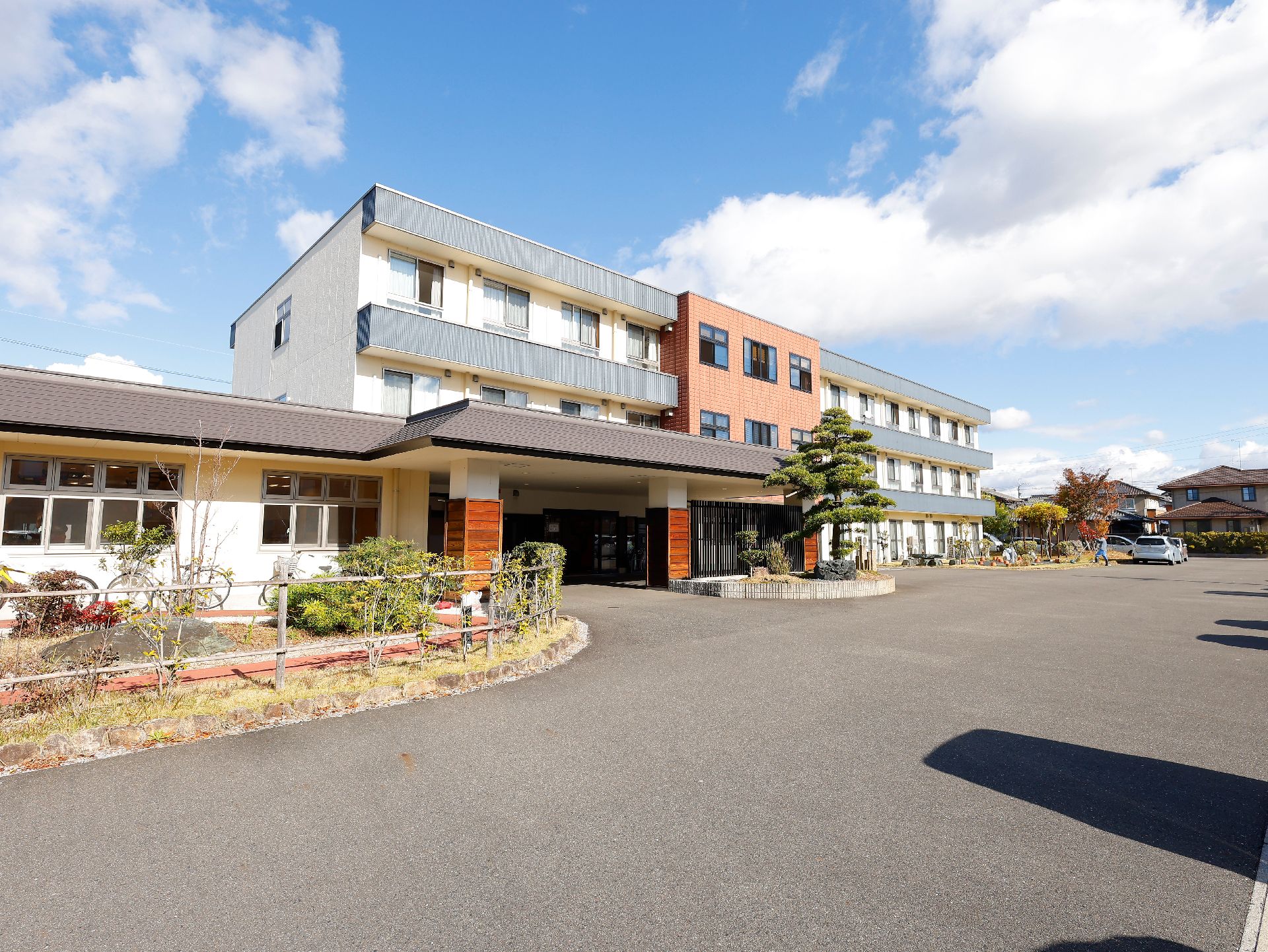 落ち着いた色合いで、白をベースにしたお洒落な外観