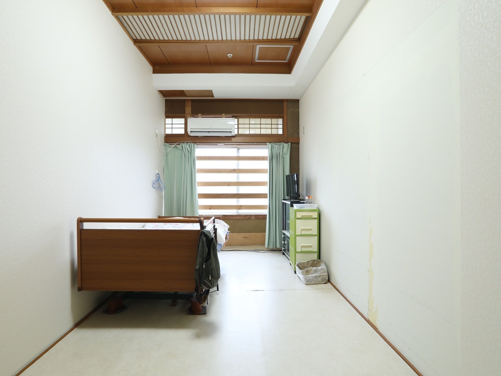 室内はシンプルな色で統一されどんなテイストの家具を配置しても合わせやすい。窓と天井は落ち着く和の雰囲気になっている。