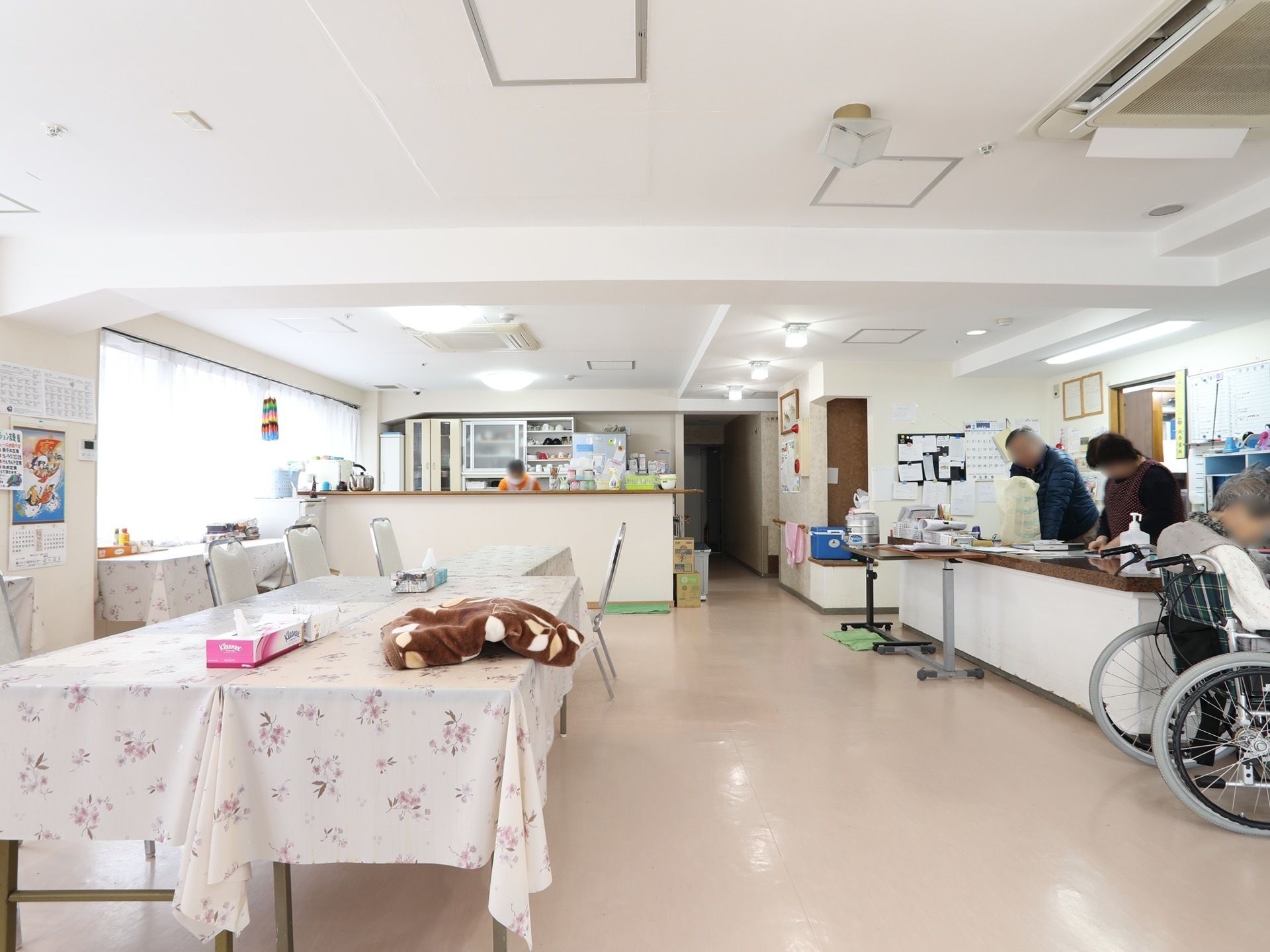 食堂に隣接して事務所がある。奥には調理場がある。テーブルは中央に置かれ車椅子が移動できるスペースを空けている。