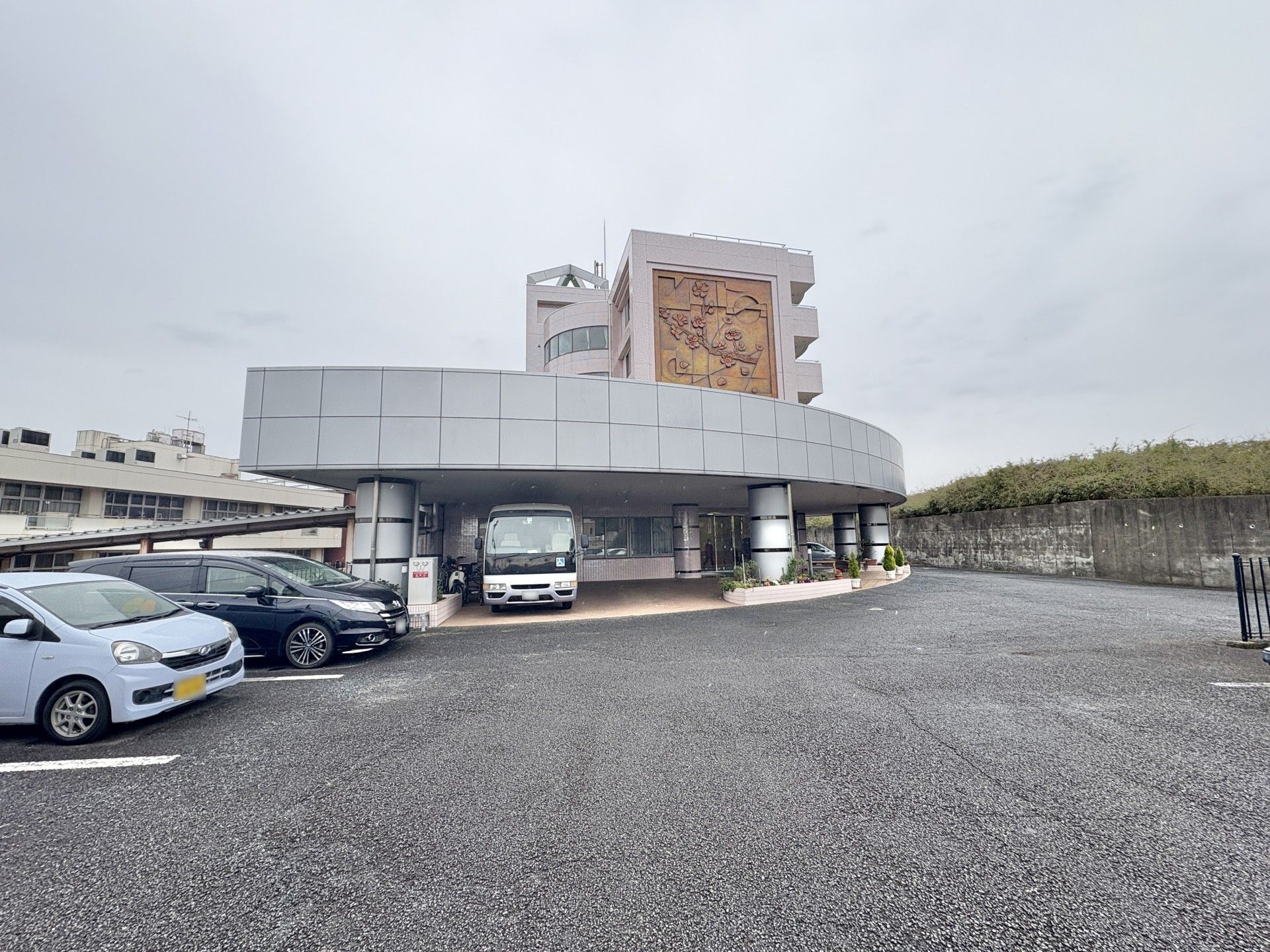 広い駐車場の建物外観