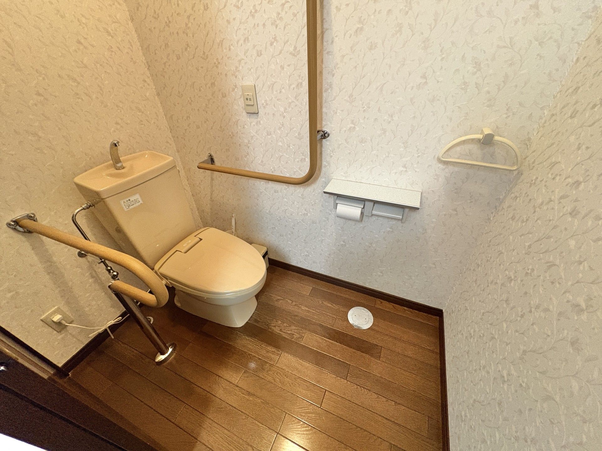 手すり付きのトイレ