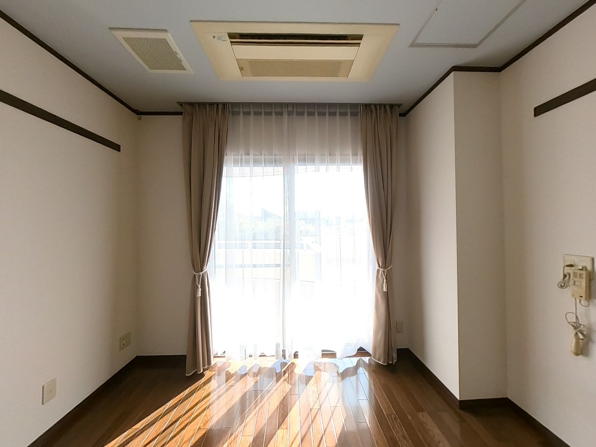 日差しが差し込む部屋