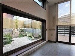 大きな窓がついた屋内からは趣のある和風庭園が見える。
