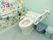水色を基調にしたトイレである。中央に温水洗浄便座付きの洋式トイレがあり、右手前にごみ箱が２つ置かれている。