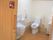 広いトイレはオストメイト対応。手すりや呼び出しボタンが壁につき、ドアはスライド式。