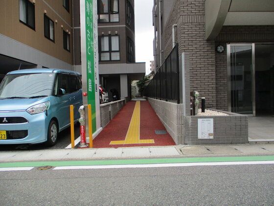 道路から敷地内に入る時点から点字ブロックが敷かれ、安全に移動できる設計。