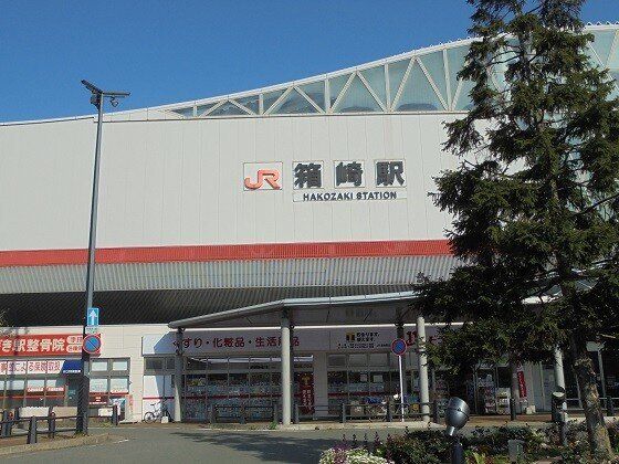 整骨院やドラッグストアが併設された「箱崎駅」。駅の周りには木も植えられている。