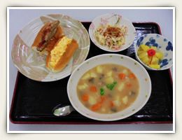 シチューとサンドイッチとサラダ、フルーツのデザート