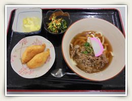いなり寿司とうどんと、ほうれん草のおひたし