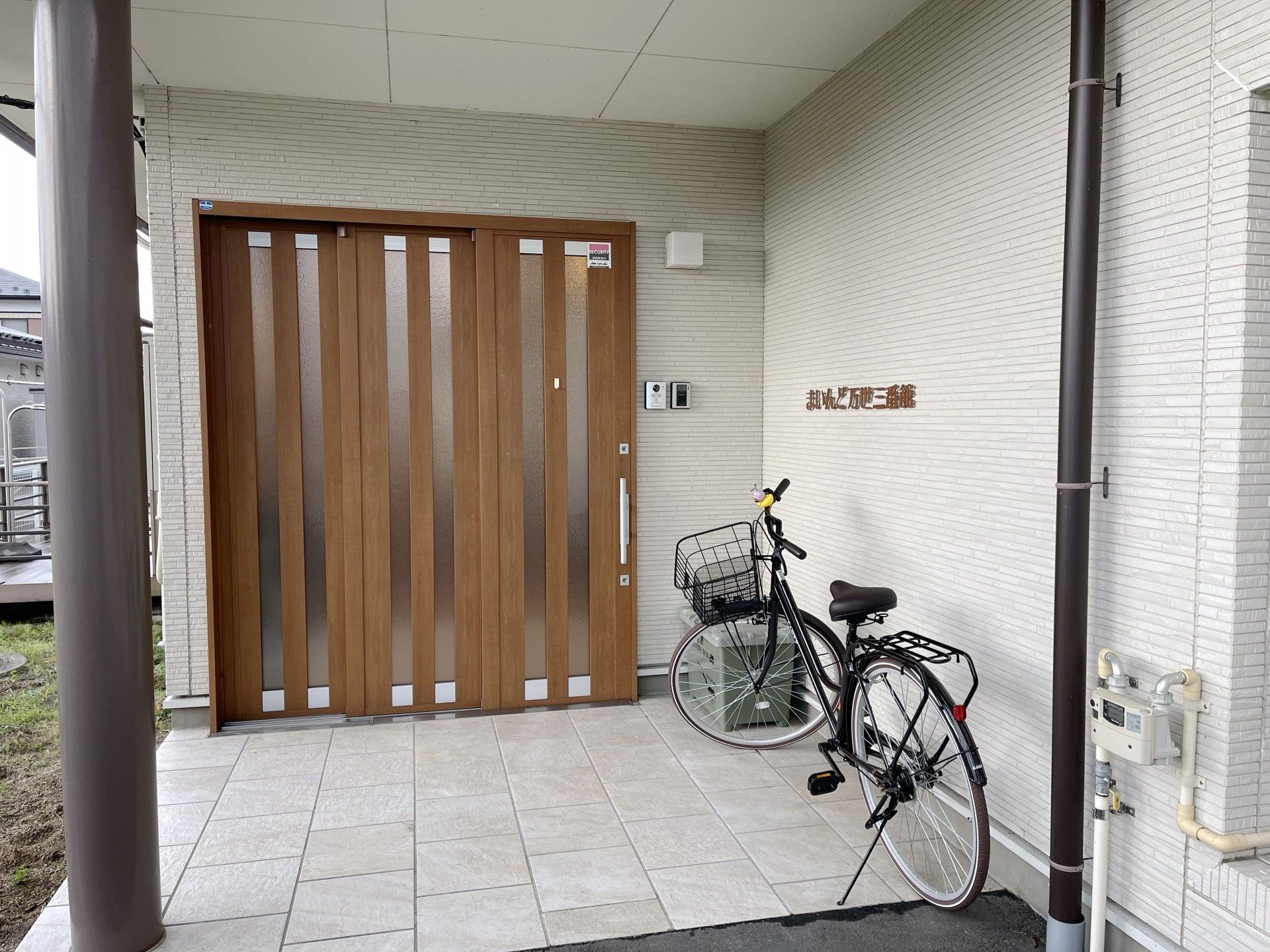 入口と自転車のある風景