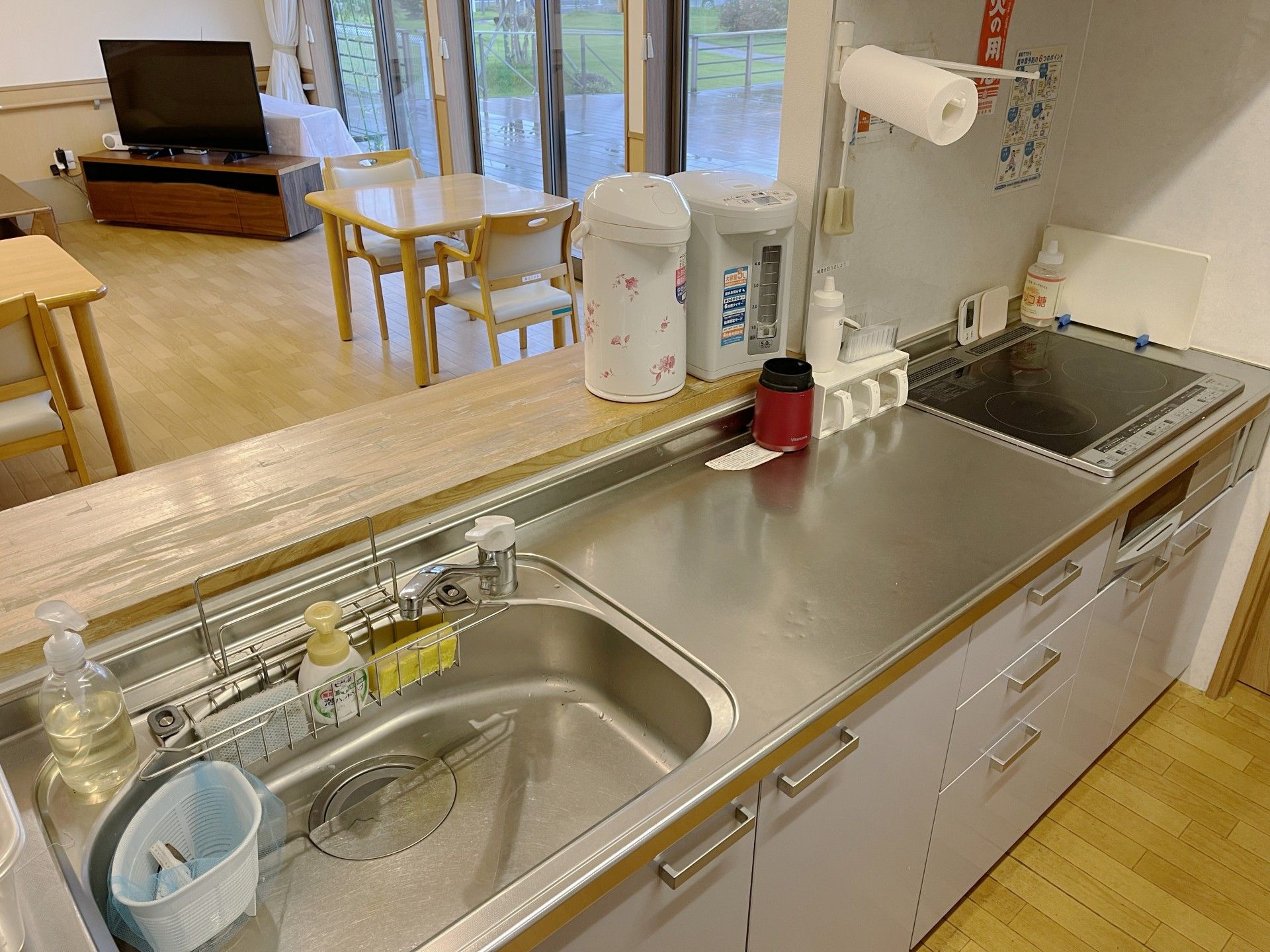 共用キッチンの清潔な一角