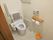 トイレには手すりや背もたれが付き、壁に操作ボタンが設置されている。