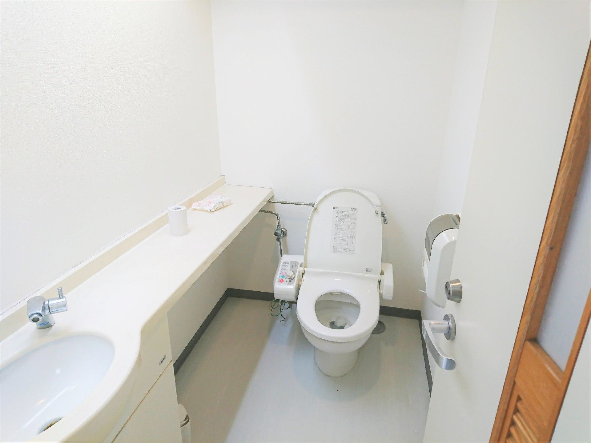 トイレは白を基調としていて清潔感がある。洗面所もついている。