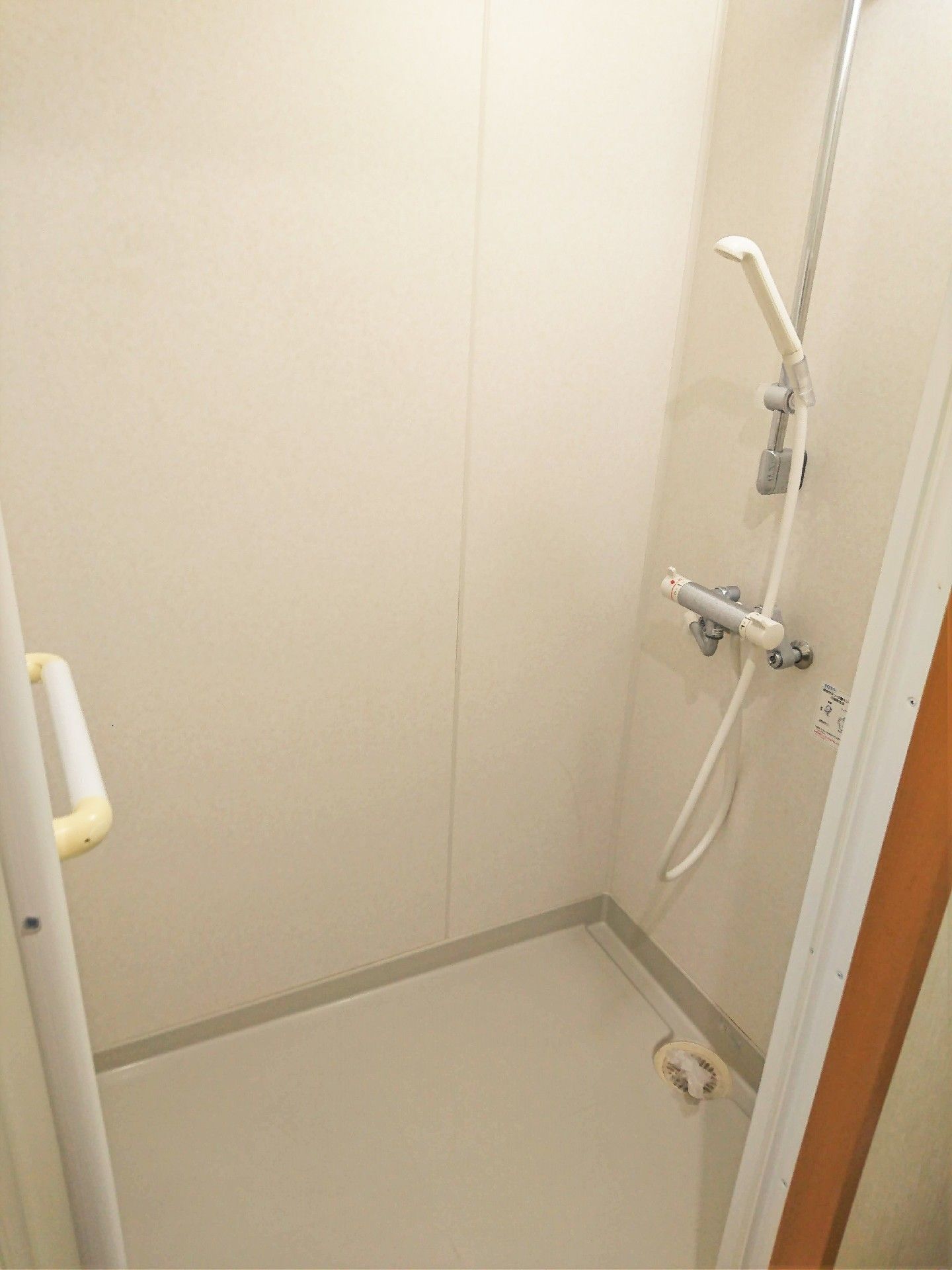 シンプルなシャワールーム。余計なものは置かれておらず、白でまとめられている。