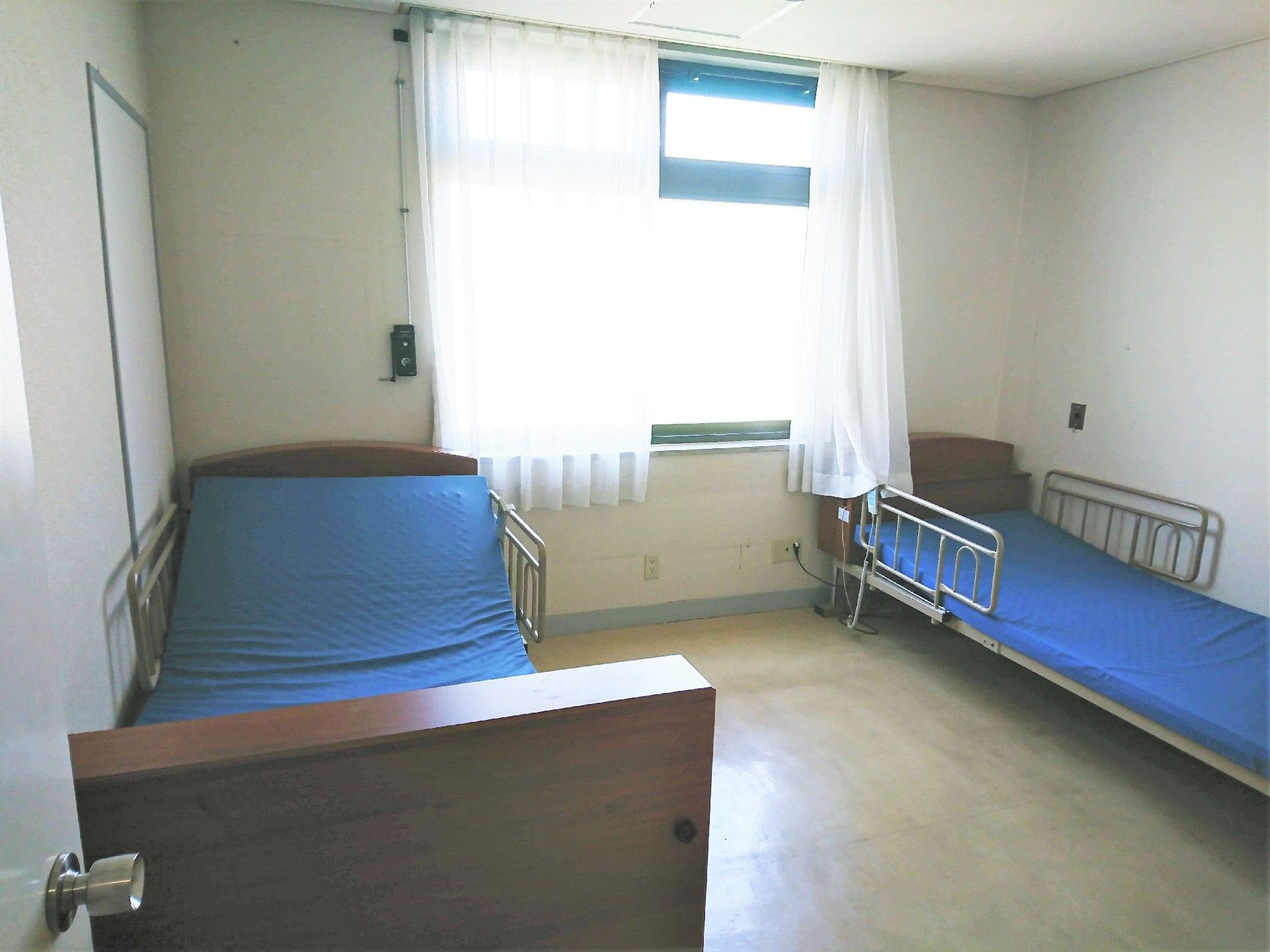 二人部屋には二つベッドが並べられ、大きな窓が付いている。
