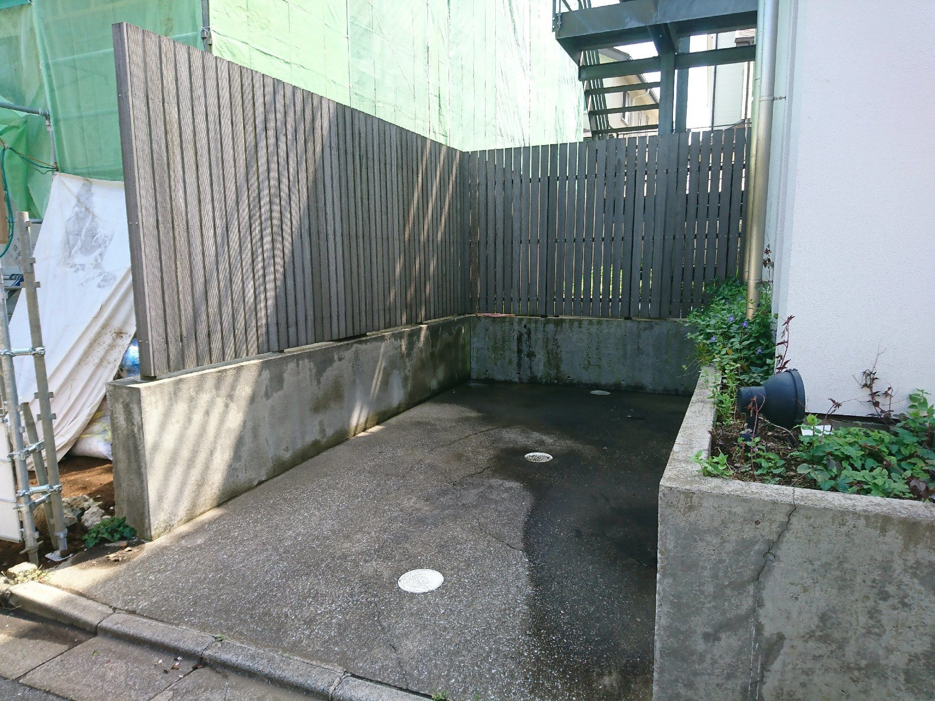 駐車スペースはウッドデッキに囲まれている。