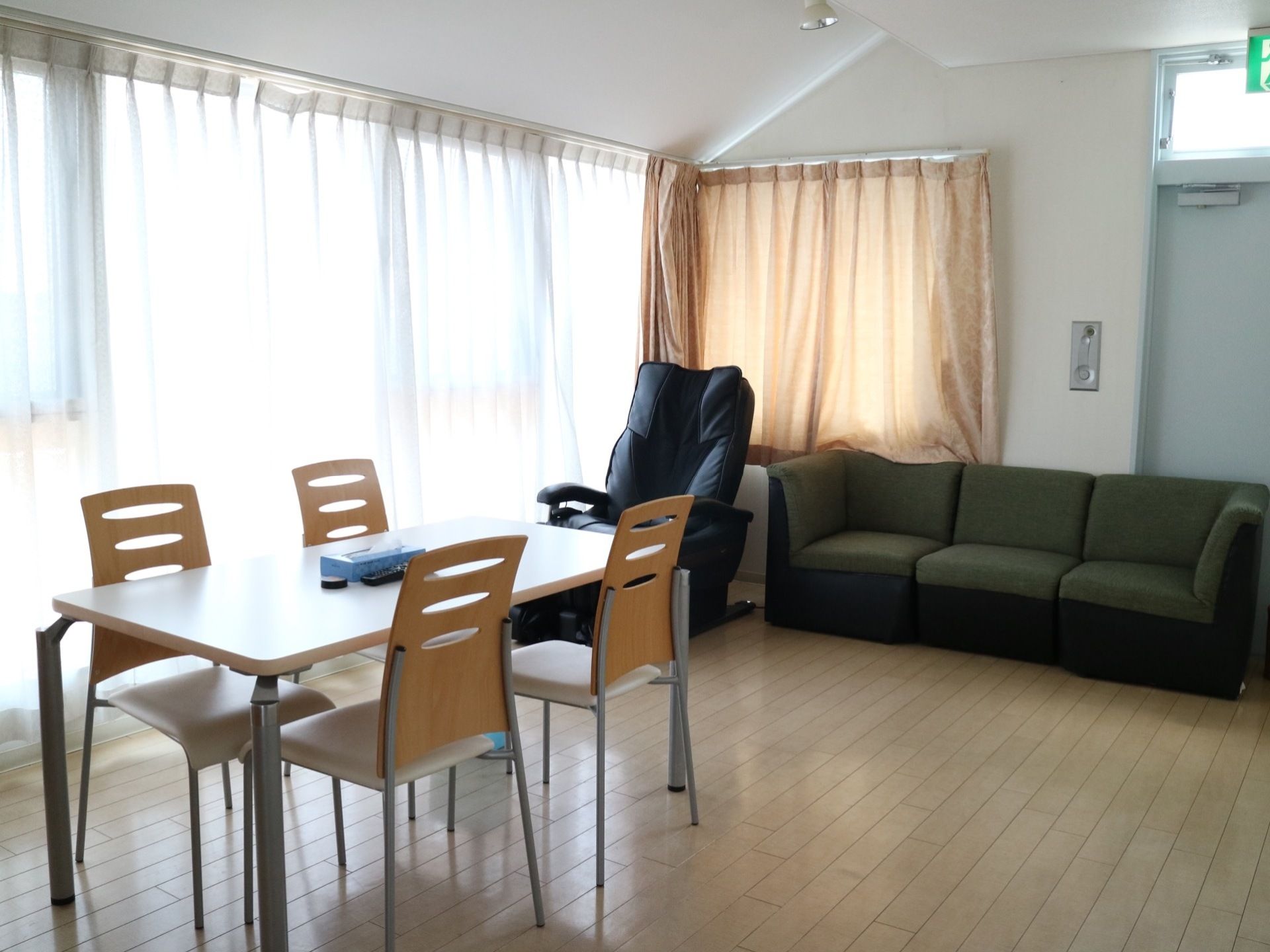 多目的ホールは明るく落ち着いた雰囲気の部屋である。マッサージチェアや３人掛けソファ、４人掛けテーブルが用意されている。