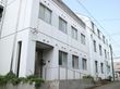 施設は白い３階建ての建物である。玄関アプローチには、階段と手すり付きスロープが設置されている。３階には、テラスが設けられている。