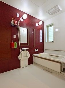 一般家庭と変わらないサイズの浴槽。シャワーや手すりが設置されている。