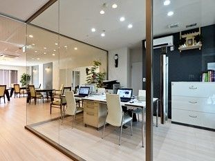 食堂を見渡せる場所にガラス張りの事務所があり、入居者に異変があってもすぐに気づくことができる。