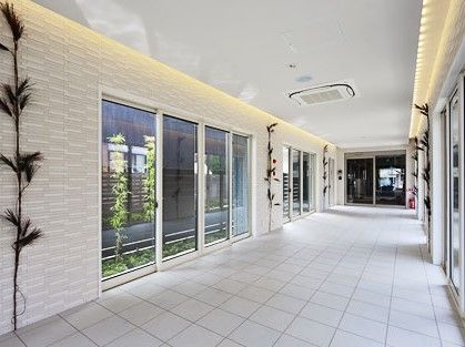 アプローチを兼ねたエントランスは白で統一されていて明るい雰囲気。