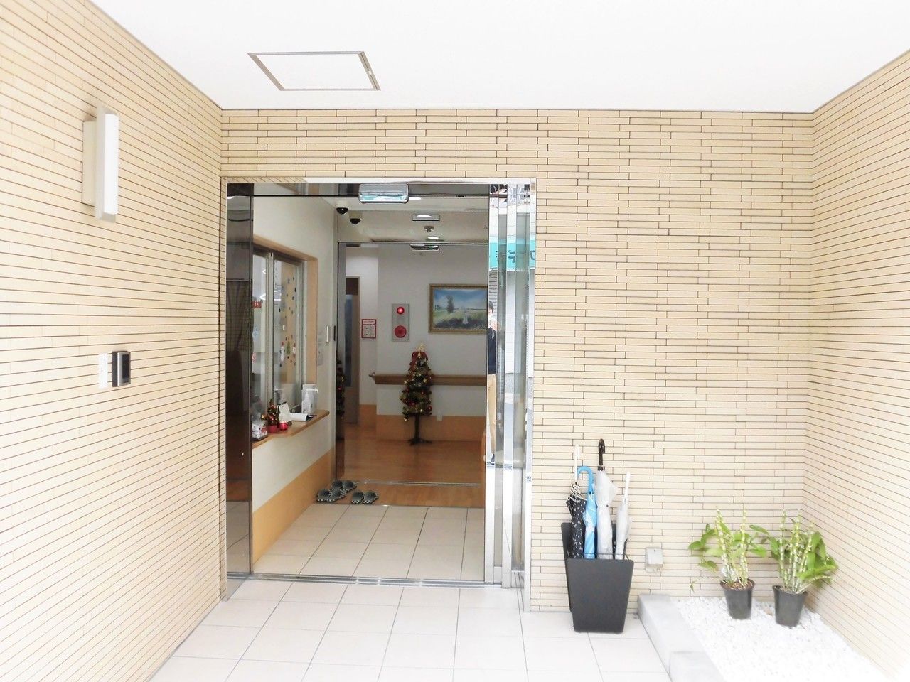 フラットな床のエントランス部分。出入り口に段差がなく車いすでも出入りできる