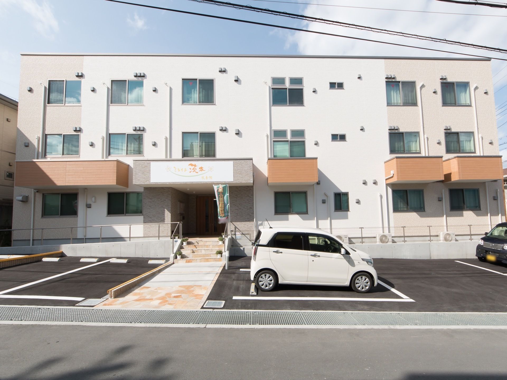 施設は地上3階建てとなっている。敷地には車を停められるスペースがあり、ご家族様や来訪者様が車で来た際にも停めておける。