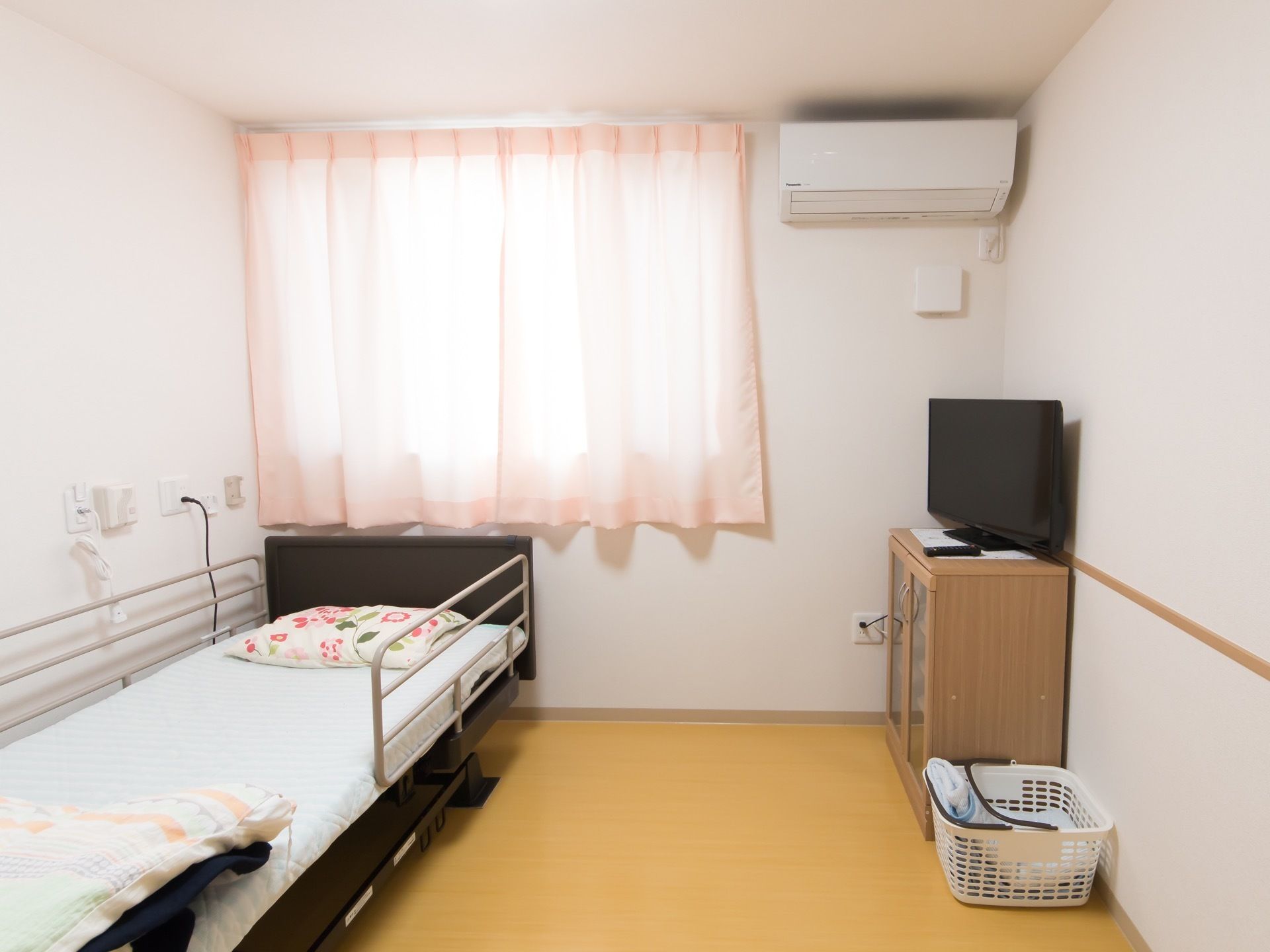 一人部屋のワンルーム。家具や寝具を設置しても、広いスペースとなっている。エアコンが完備され、温度管理も自由に行える。