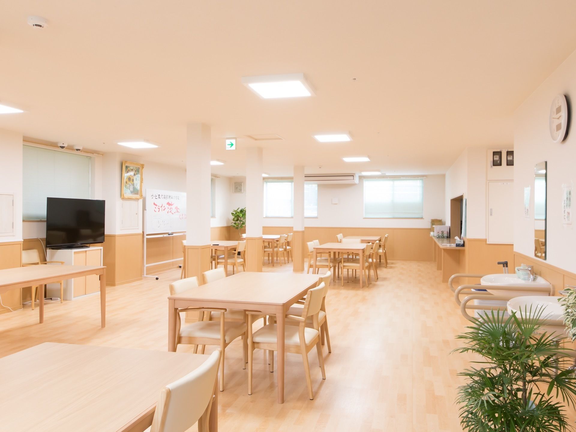 広々と開放的な空間の食堂である。テレビや洗面台が設置されており、食事をはじめ歓談やティータイムなど、快適に過ごせる場所である。