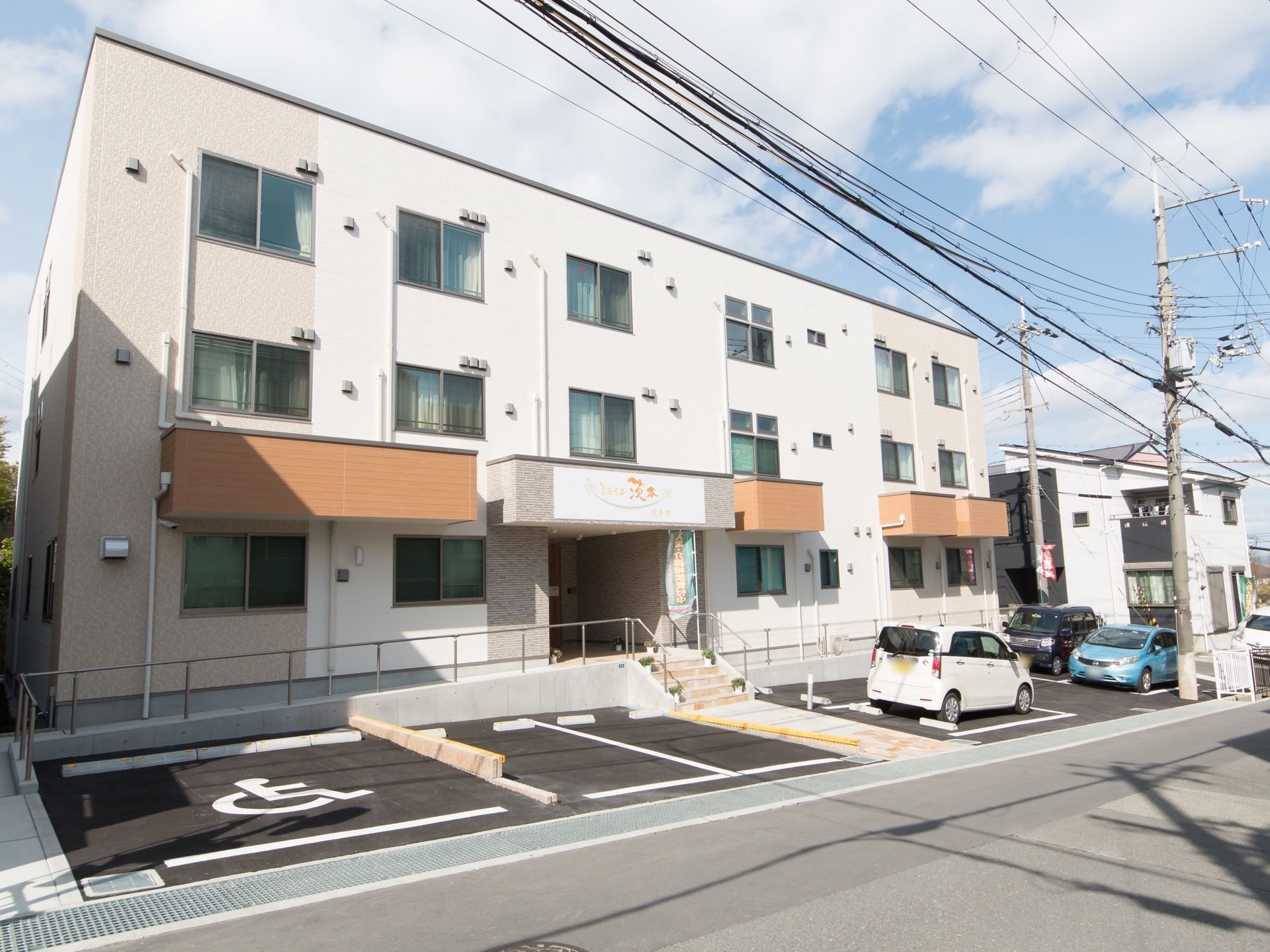 施設は3階建てで、敷地内に駐車場がある。周辺環境は住宅地で、閑静な立地である。穏やかな雰囲気で生活することができる。