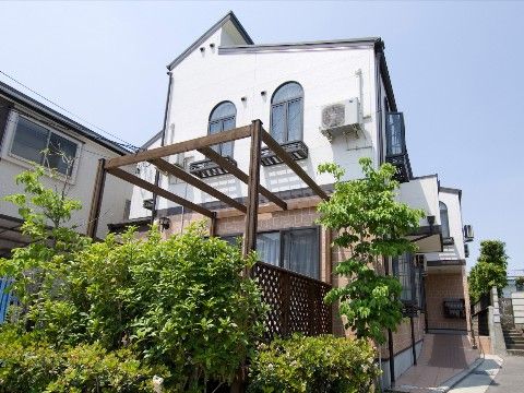 一般住宅のような設えでバルコニーが完備された施設外観