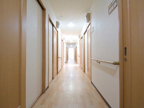 「フォーユー八尾北」の廊下。フラットな床面に、介助手すりを設置している。
