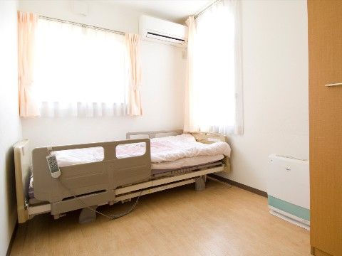 「フォーユー八尾北」の居室。空調設備、トイレ、洗面台付きの居室になっている。