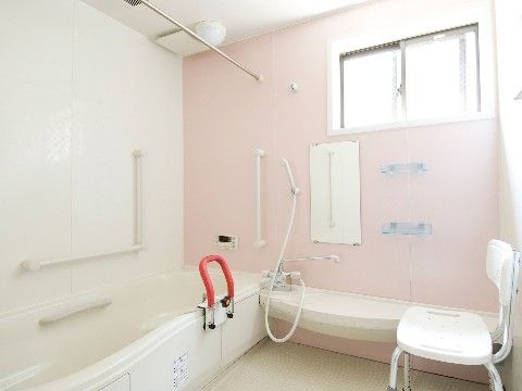 「フォーユー八尾北」の浴室。湿度を残さないよう、換気窓を設けている。