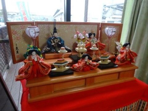「フォーユー八尾北」のひな祭り。人形やお供え物飾りを行っている。