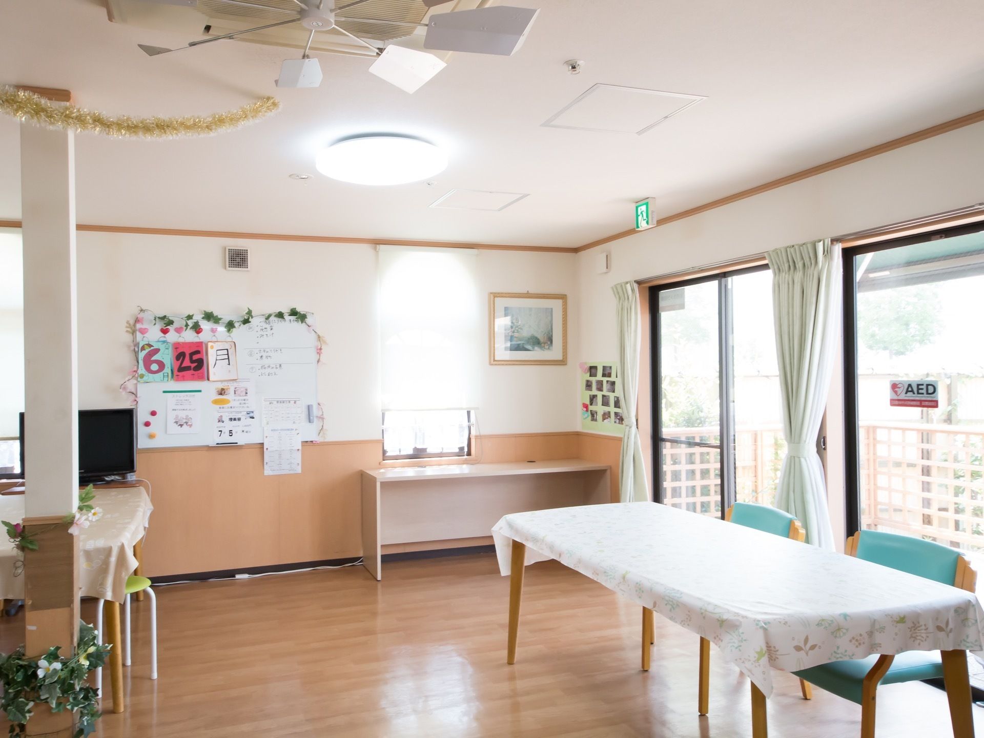 広々と開放的な空間で、ゆったりとお過ごしいただける。白の壁と淡い色のフローリングは、清潔感が溢れている。