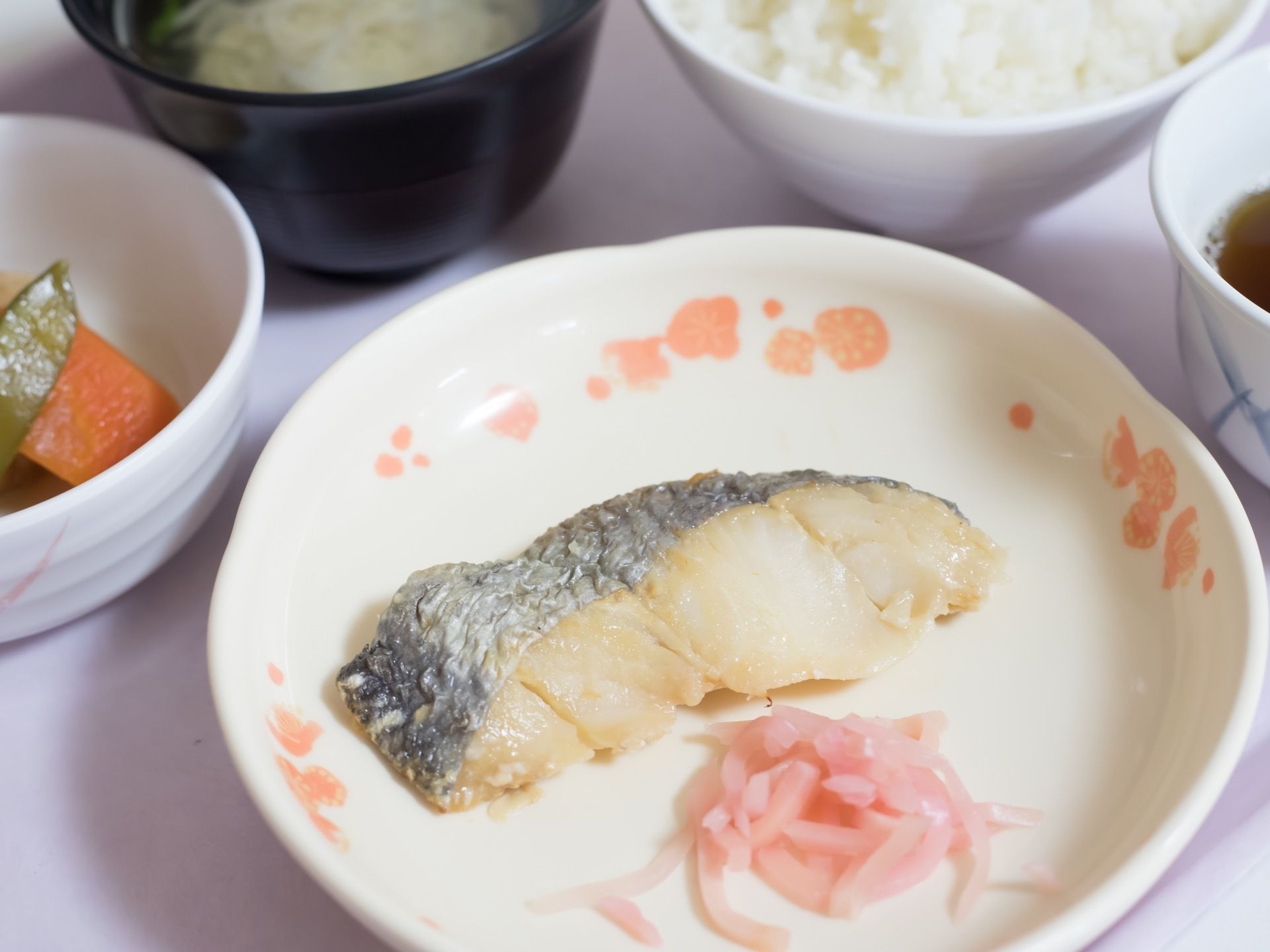 調理スタッフがバランスの取れた和食をご用意している。野菜は食べやすいように一口サイズで調理している。