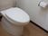 施設のトイレは洋式になっており、掃除が行き届いた白い便器である。壁は白く、床は木目になっており清潔感がある。