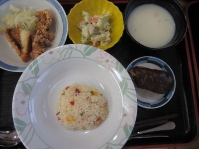 ピラフと唐揚げ、ポテトサラダとスープ