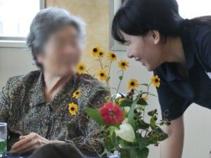 笑顔で会話する様子