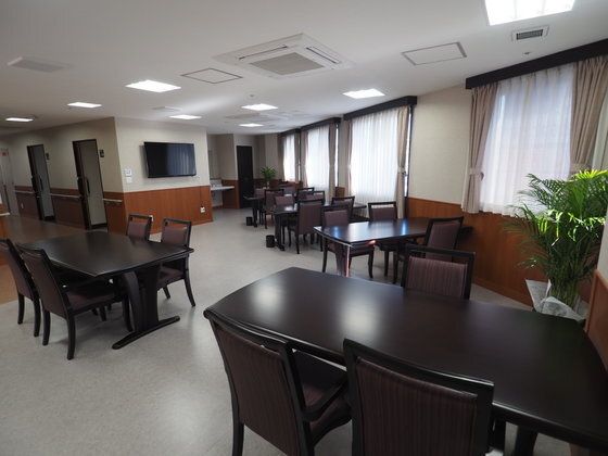 ダイニングテーブルが並んだ食堂は、落ち着いた雰囲気。奥にはテレビもある。